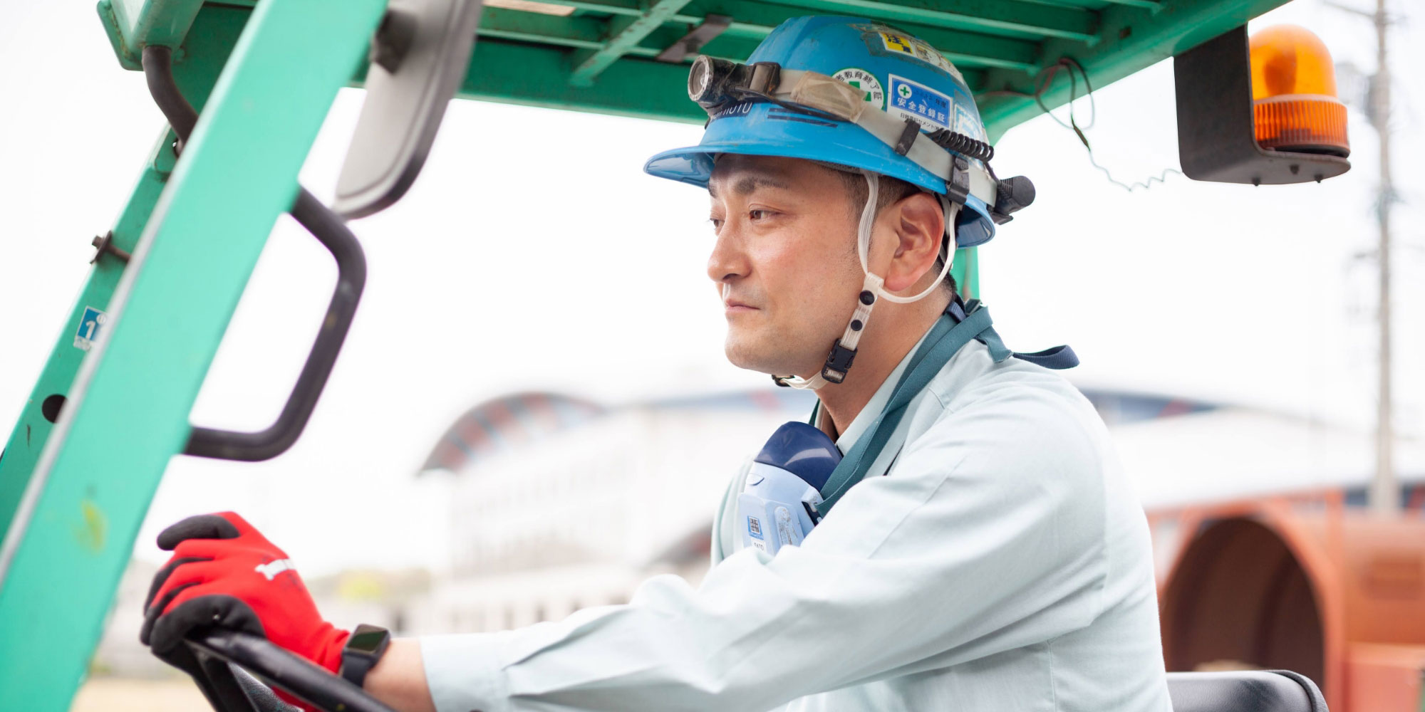 建設機械を運転する様子