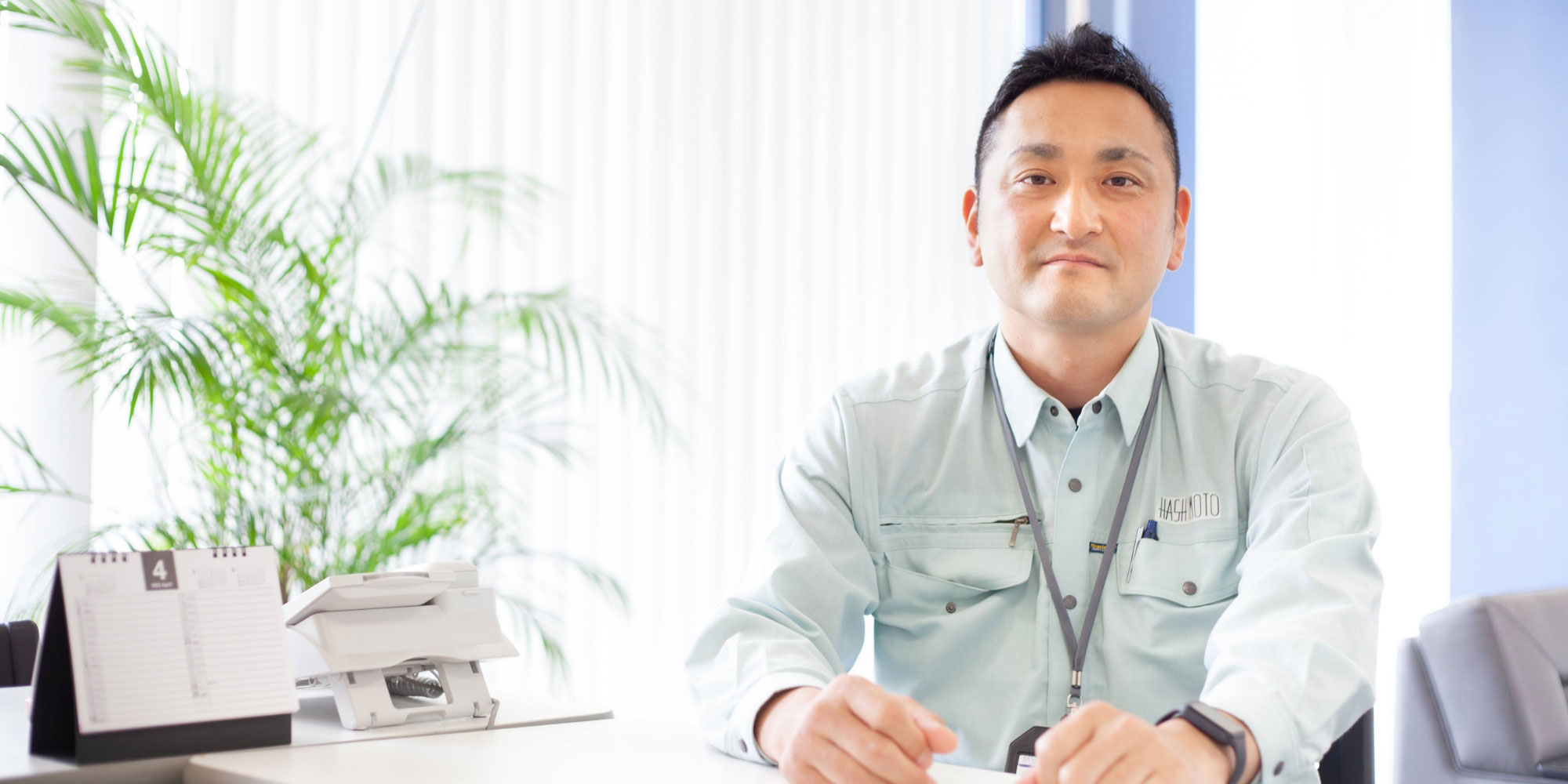 正面を向いて座っている様子