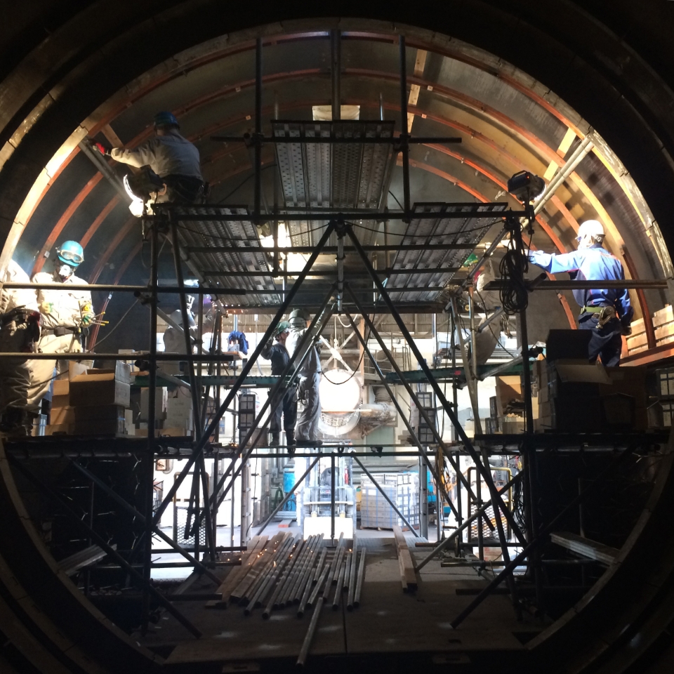 築炉工事作業風景