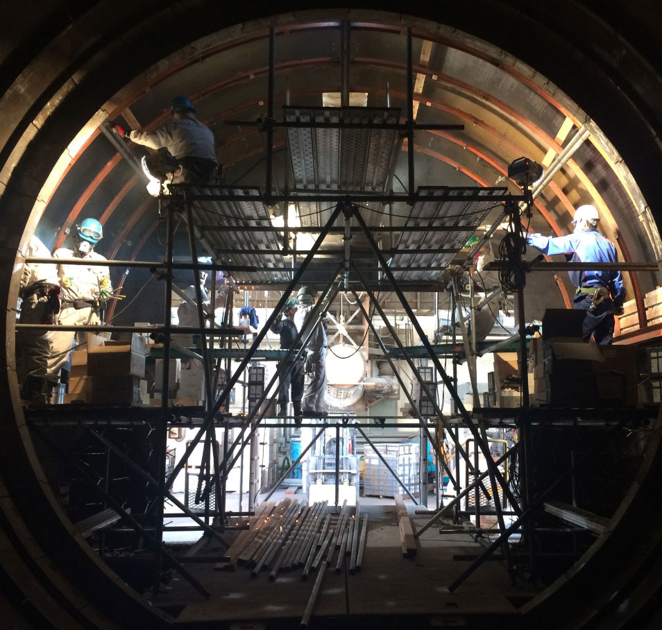 築炉工事作業風景