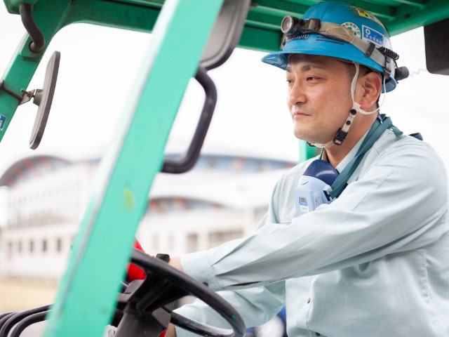 建設機械を運転する社員